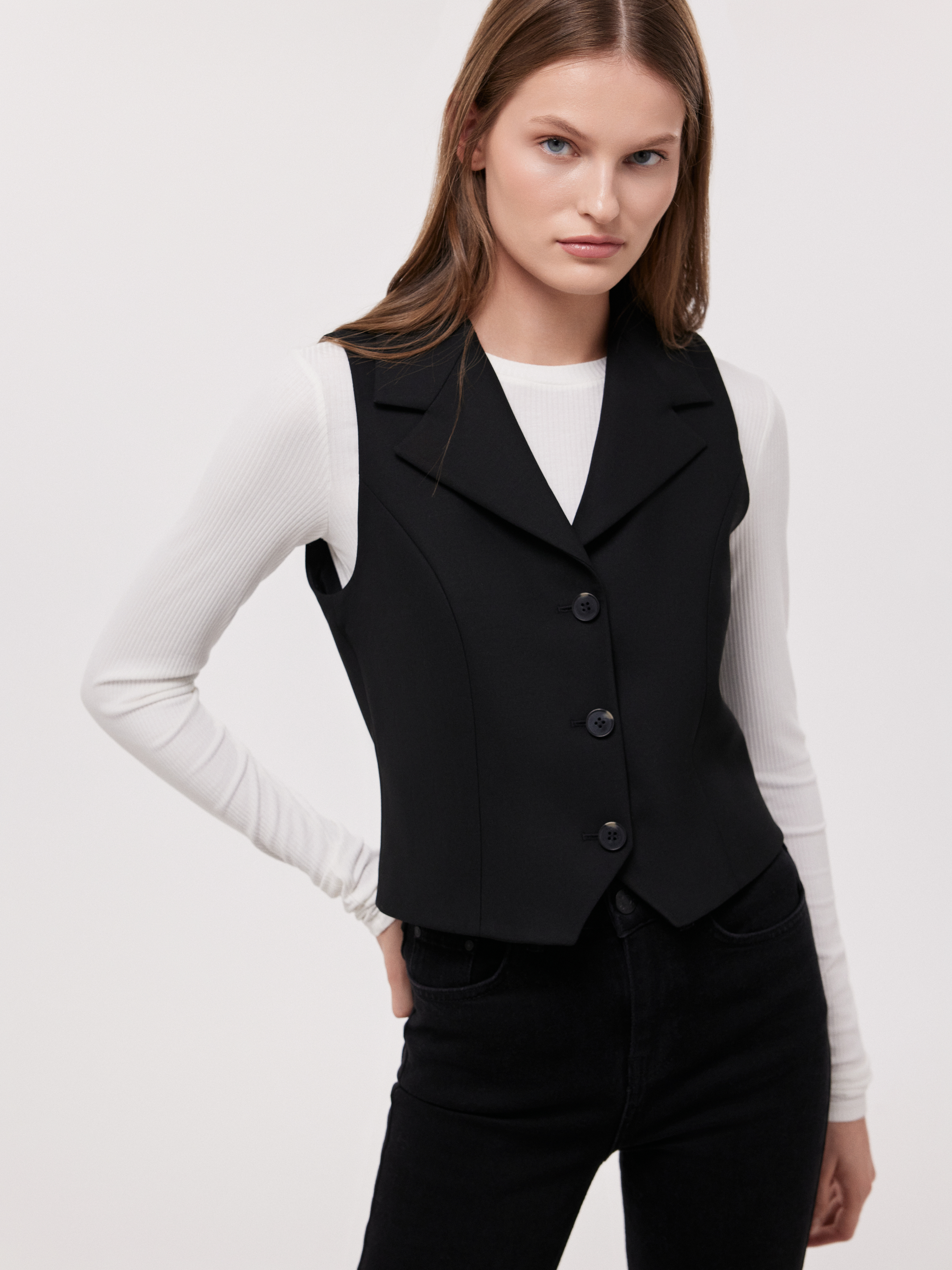 Костюмный жилет с лацканами