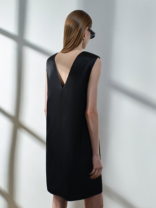 Атласное платье с акцентными плечами: фото №5