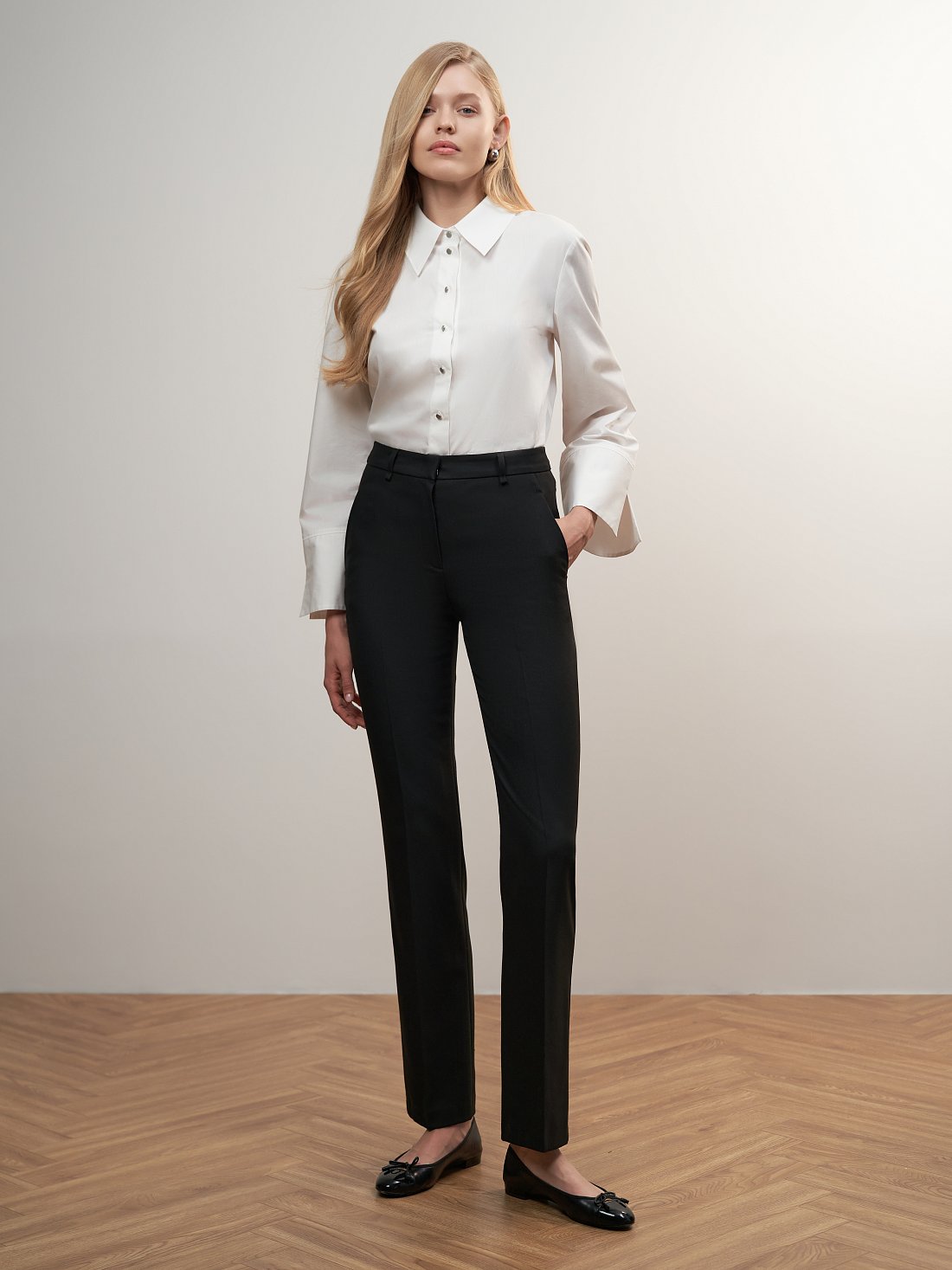 Брюки облегающего кроя со стрелками: фото №1