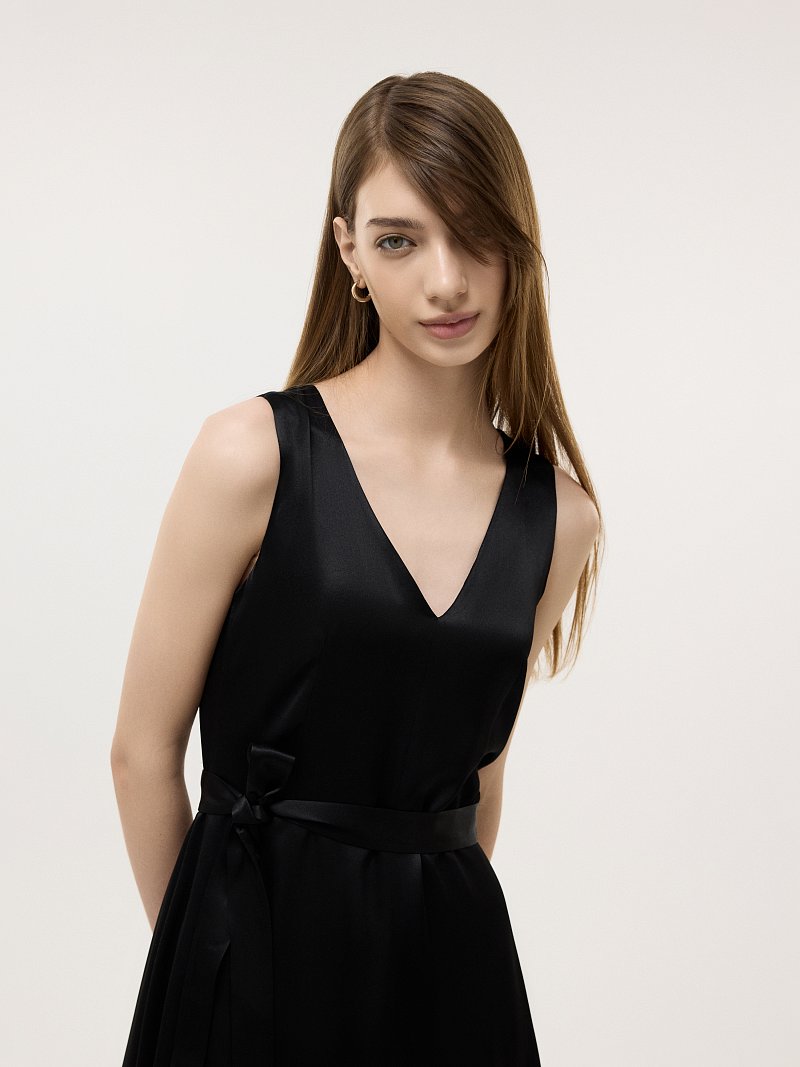 Атласное платье с асимметричной юбкой