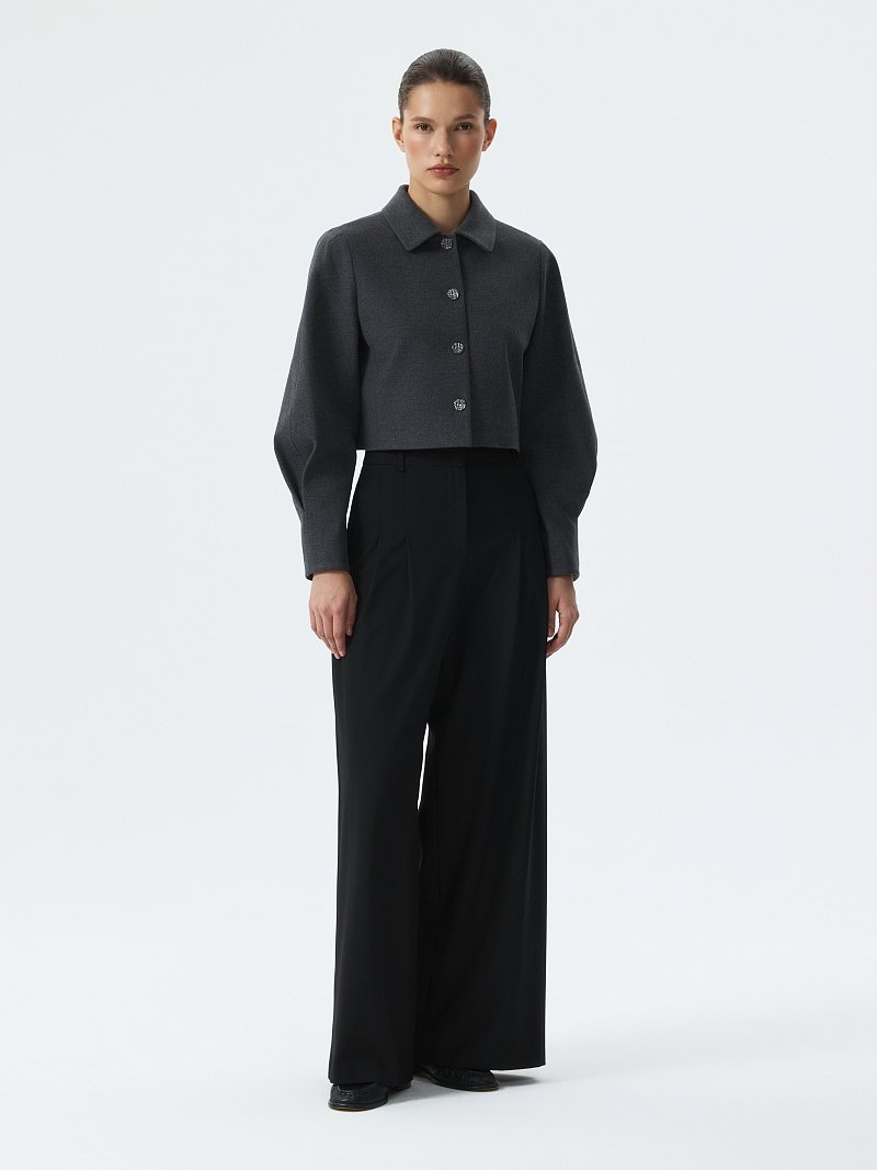 Укороченный жакет с объемными рукавами