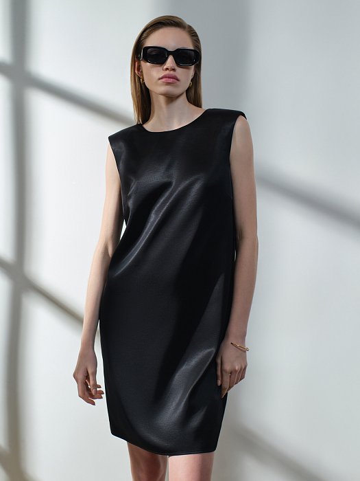 Атласное платье с акцентными плечами: фото №2