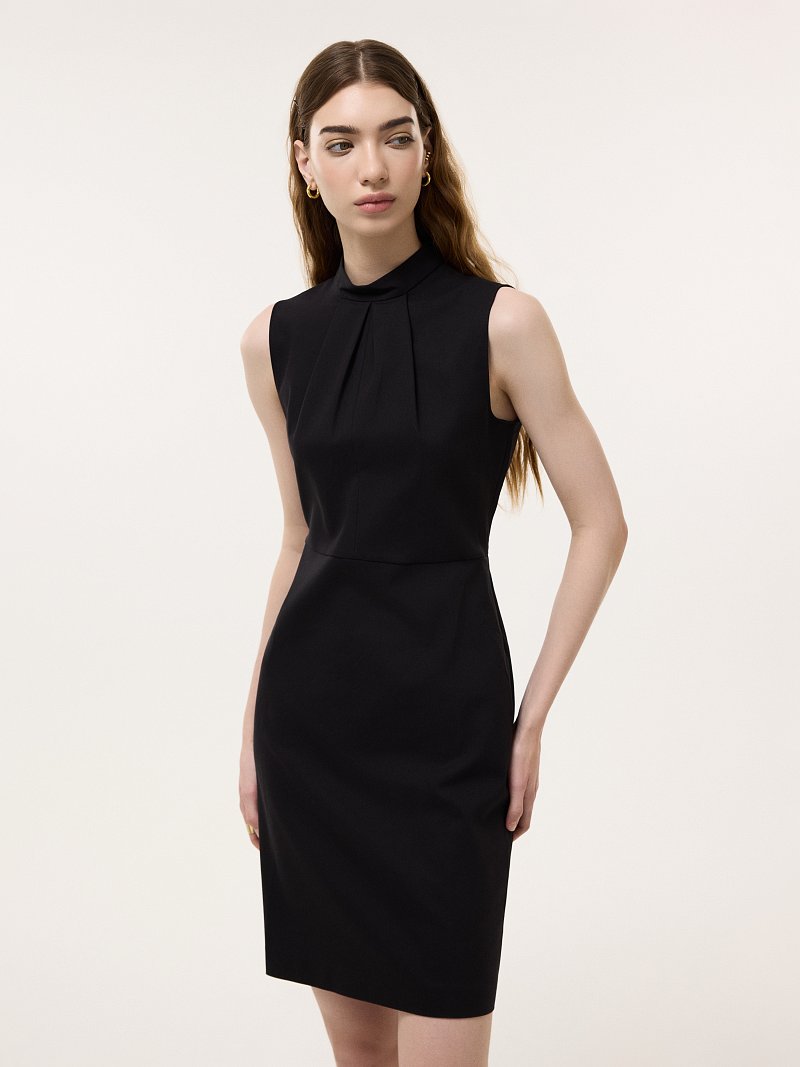 Платье из трикотажа с драпировкой на лифе