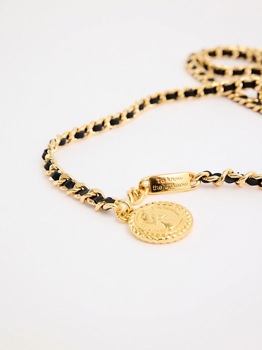 Тонкий пояс с цепочками и подвеской: фото №4