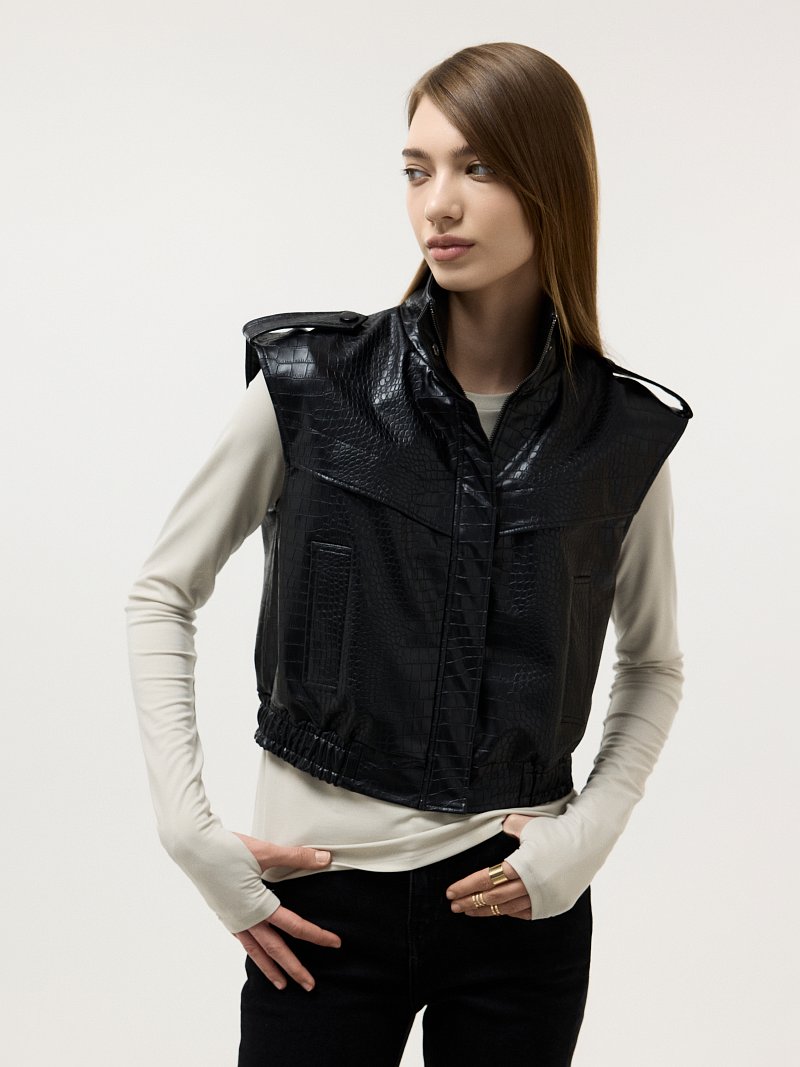 Укороченный жилет из экокожи