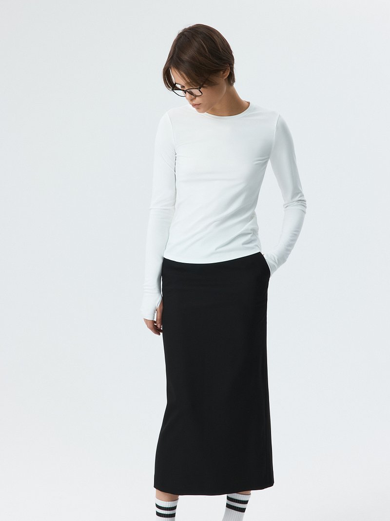 Облегающий лонгслив с вырезом для пальца