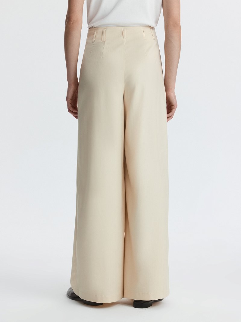 Широкие брюки с защипами