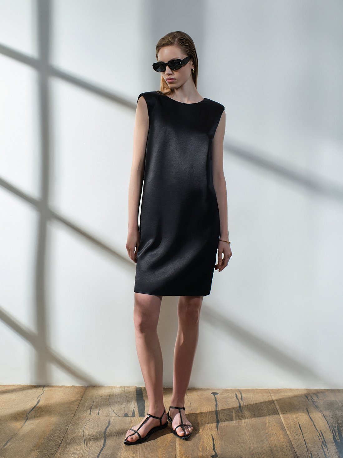 Атласное платье с акцентными плечами: фото №1