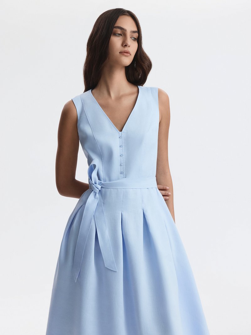 Расклешенное платье изо льна