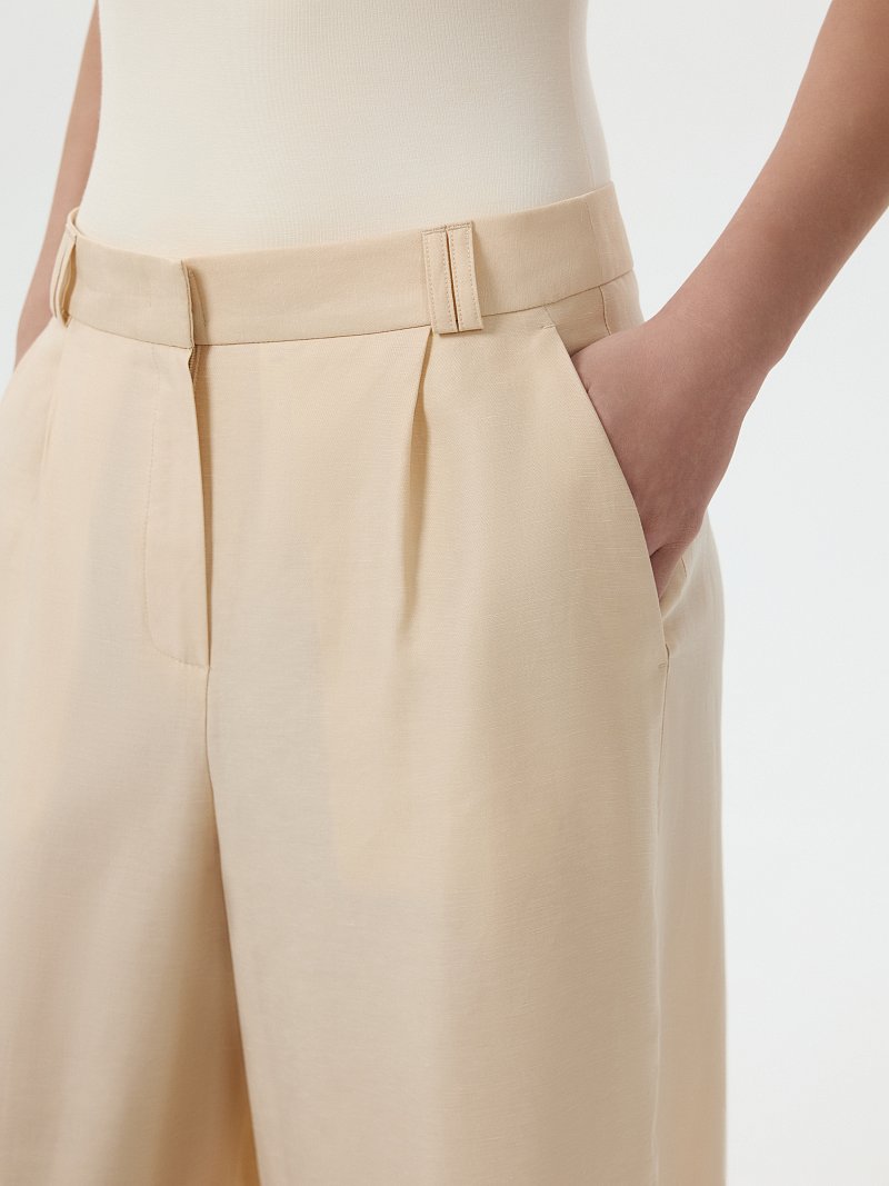 Льняные брюки с защипами