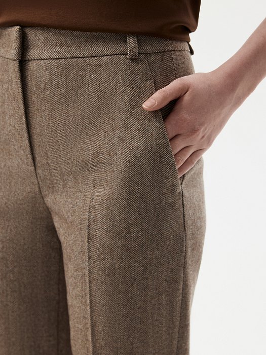 Зауженные брюки «в елочку»: фото №4