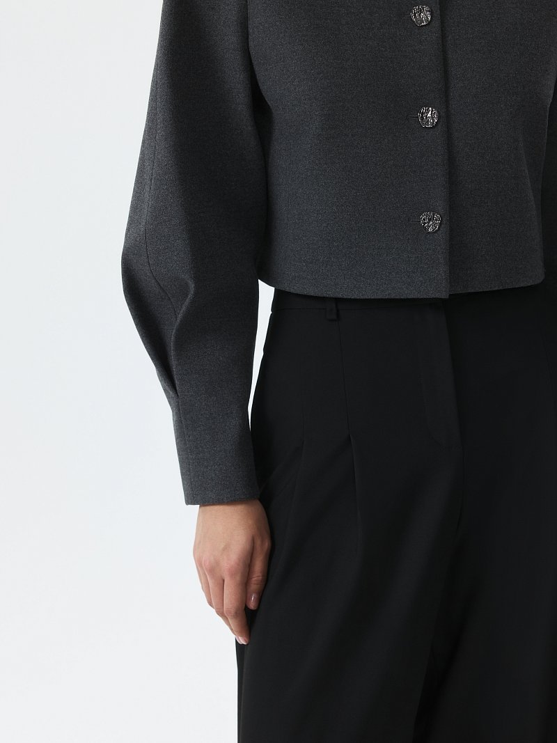 Укороченный жакет с объемными рукавами