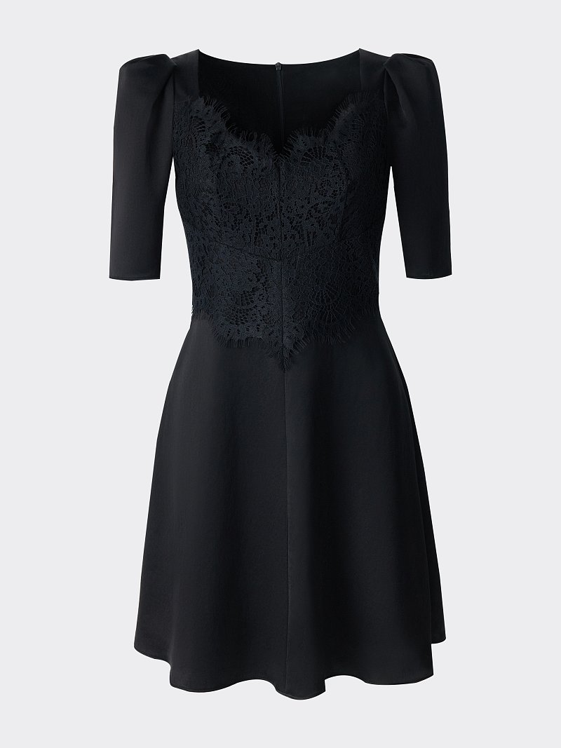 Атласное платье с кружевом