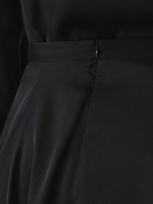 Асимметричная атласная юбка: фото №3