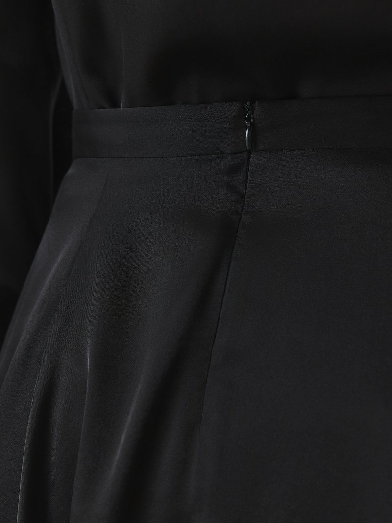 Асимметричная атласная юбка