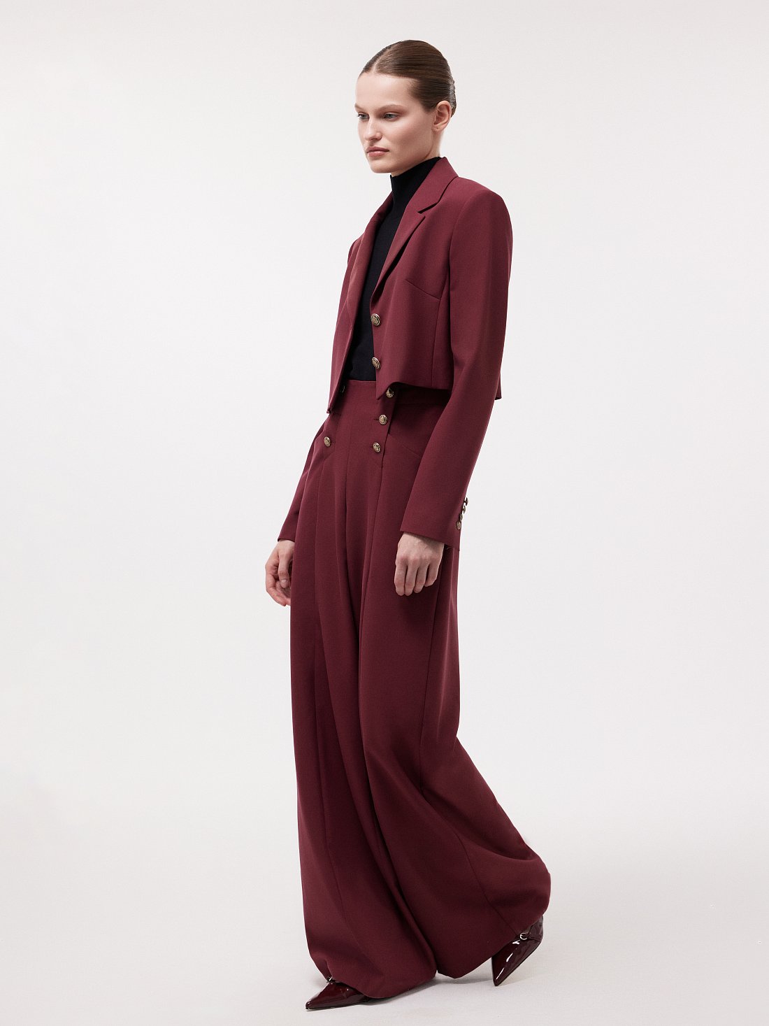 Широкие брюки с декоративными пуговицами: фото №1