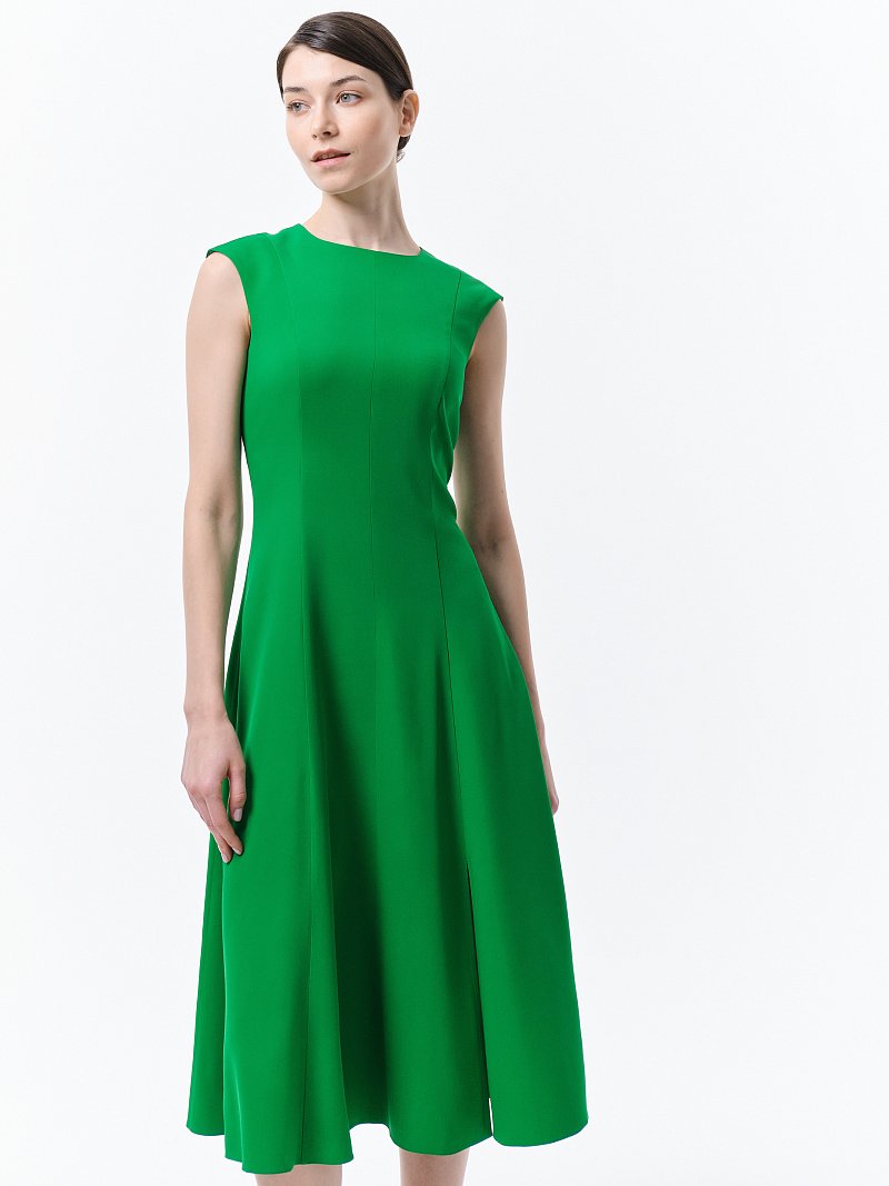 Приталенное платье с разрезом