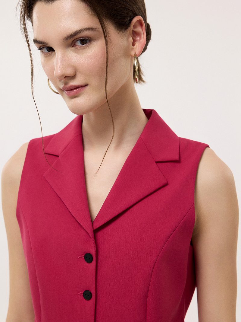 Укороченный приталенный жилет