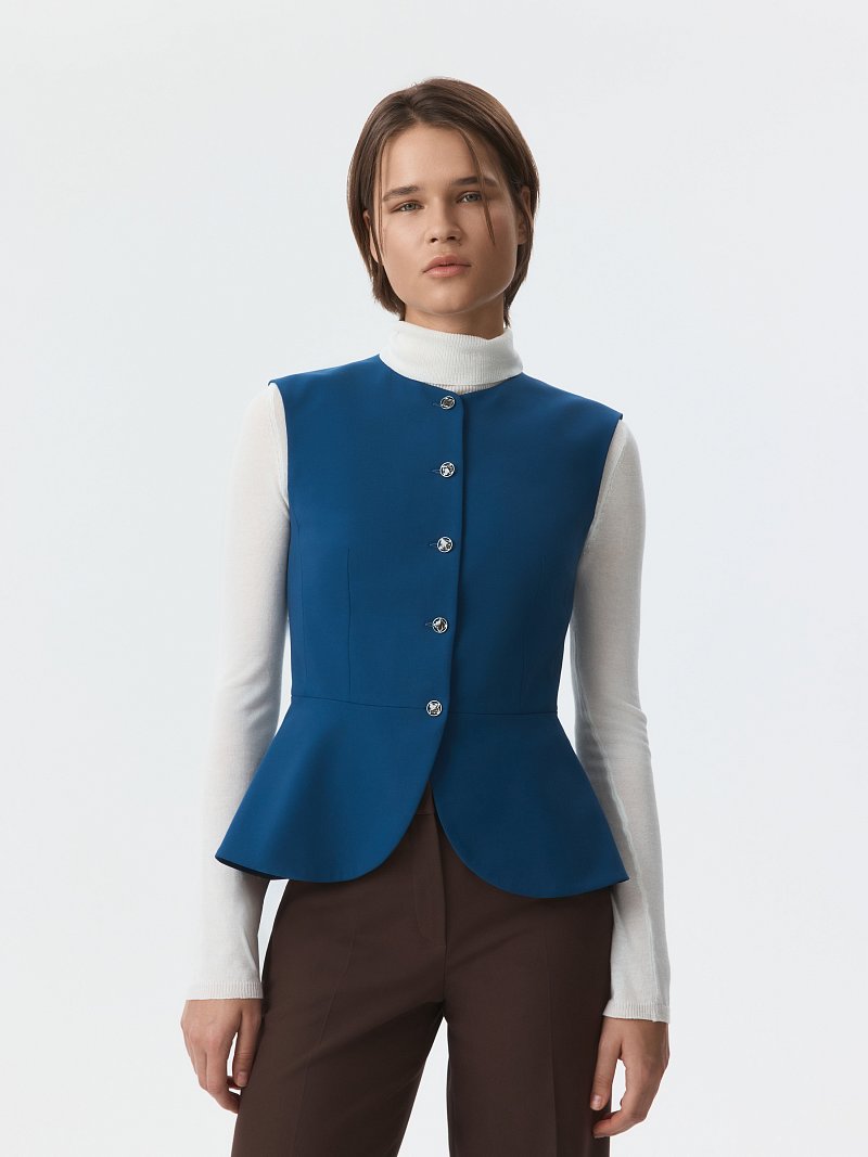Приталенный жилет с баской