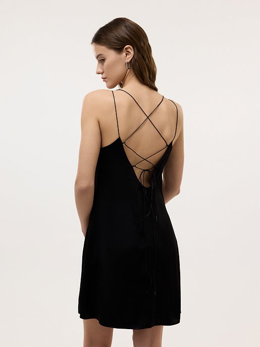 Атласное платье с открытой спиной: фото №4