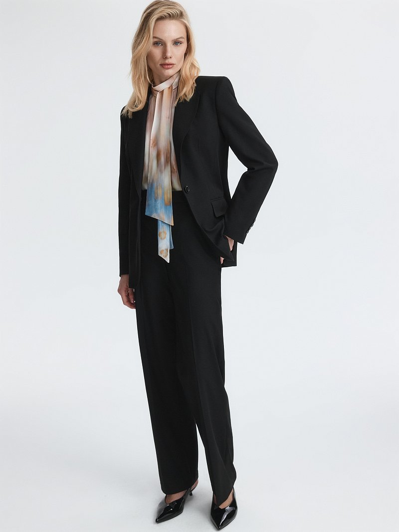 Приталенный жакет на пуговице