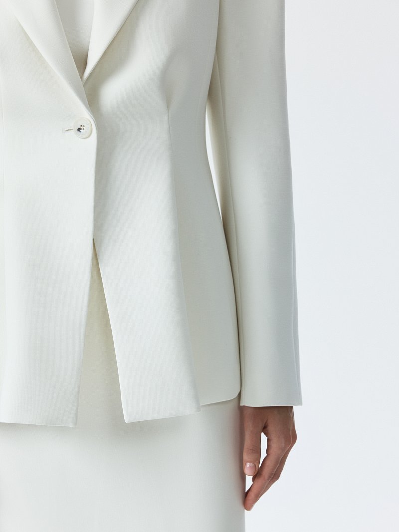 Приталенный жакет с защипами