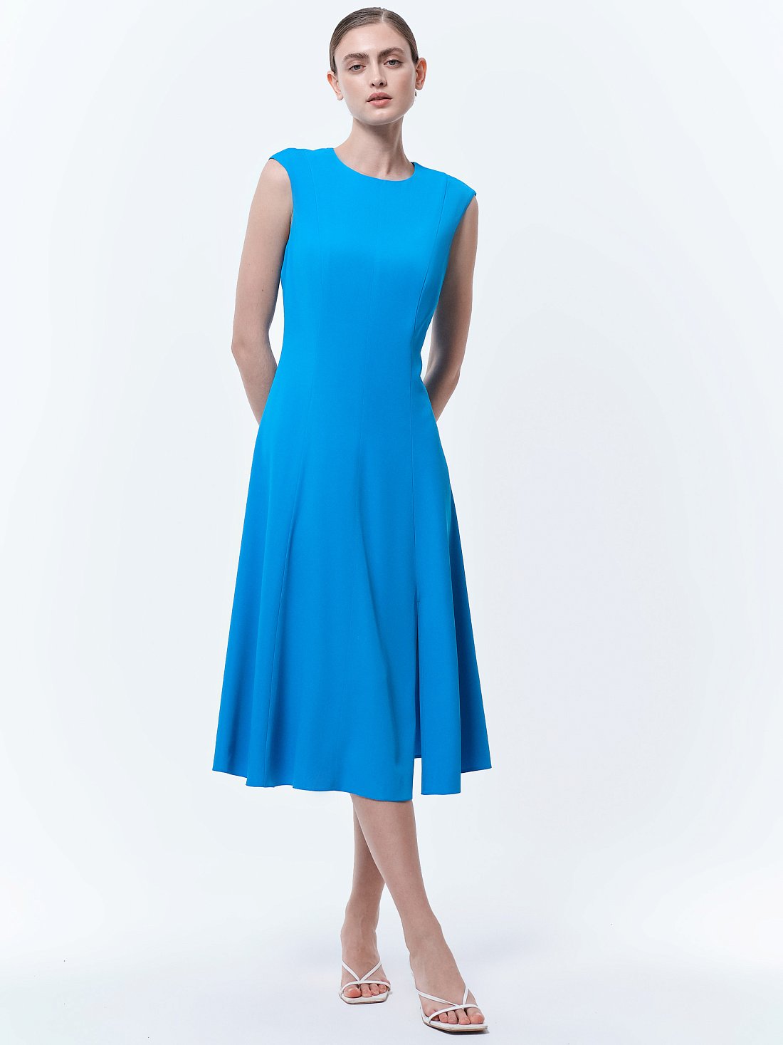 Приталенное платье с разрезом: фото №1