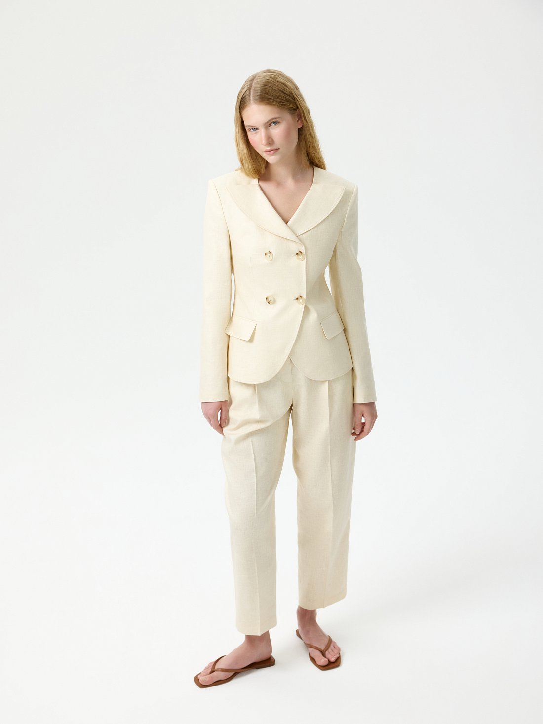 Приталенный жакет изо льна: фото №1