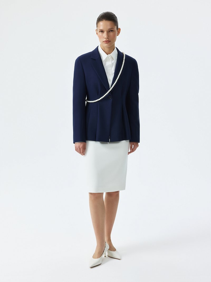 Приталенный жакет с защипами