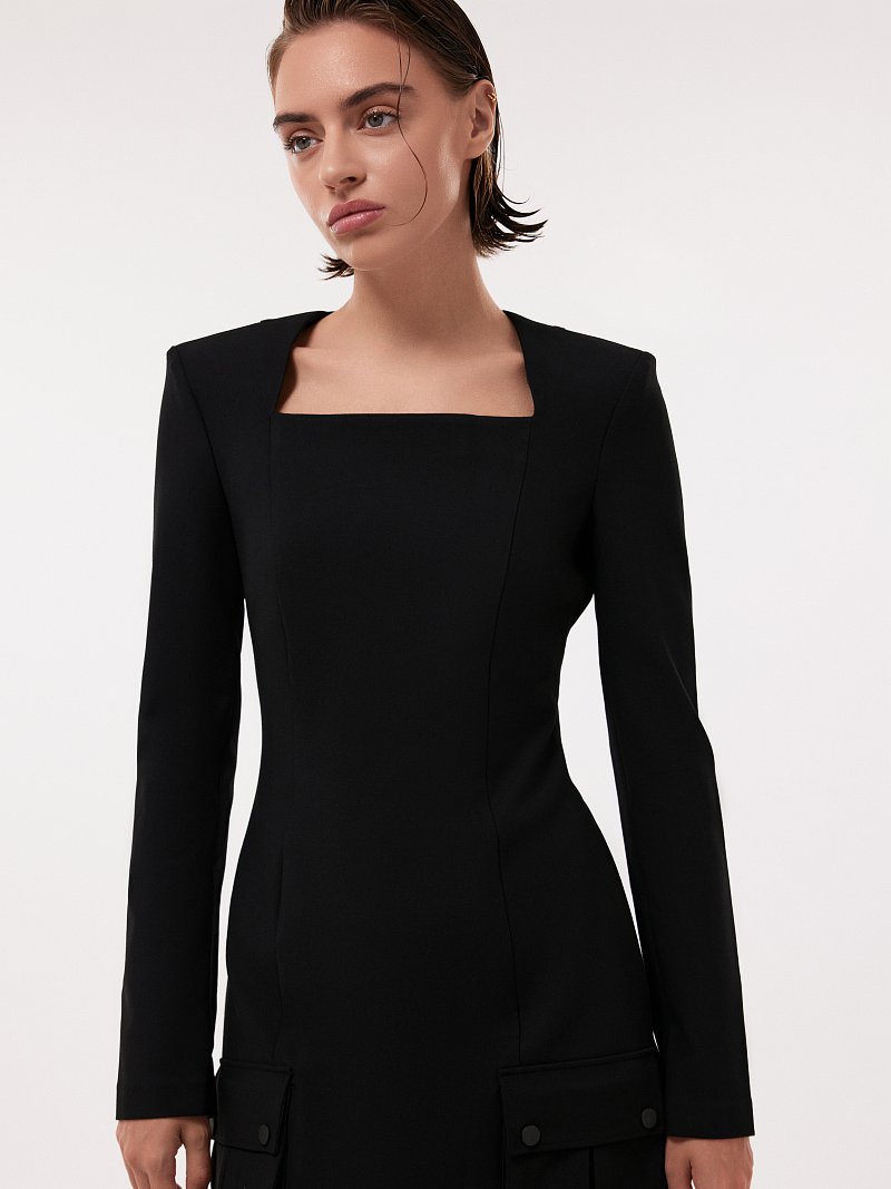 Платье с вырезом каре и карманами