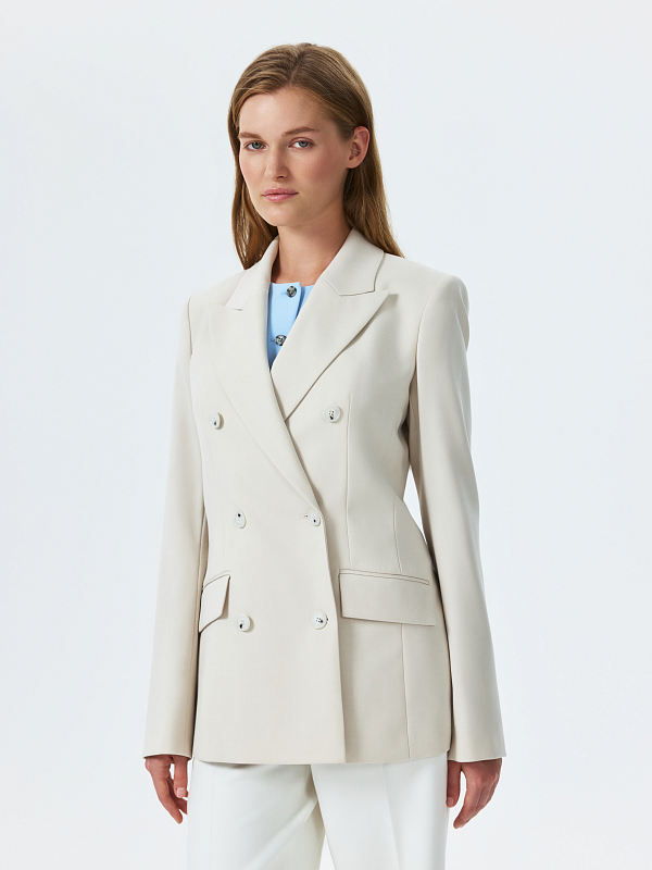 Приталенный двубортный жакет