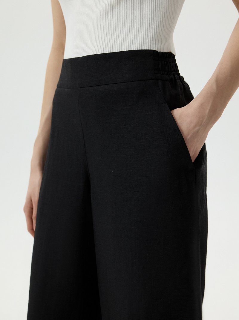 Широкие брюки на резинке