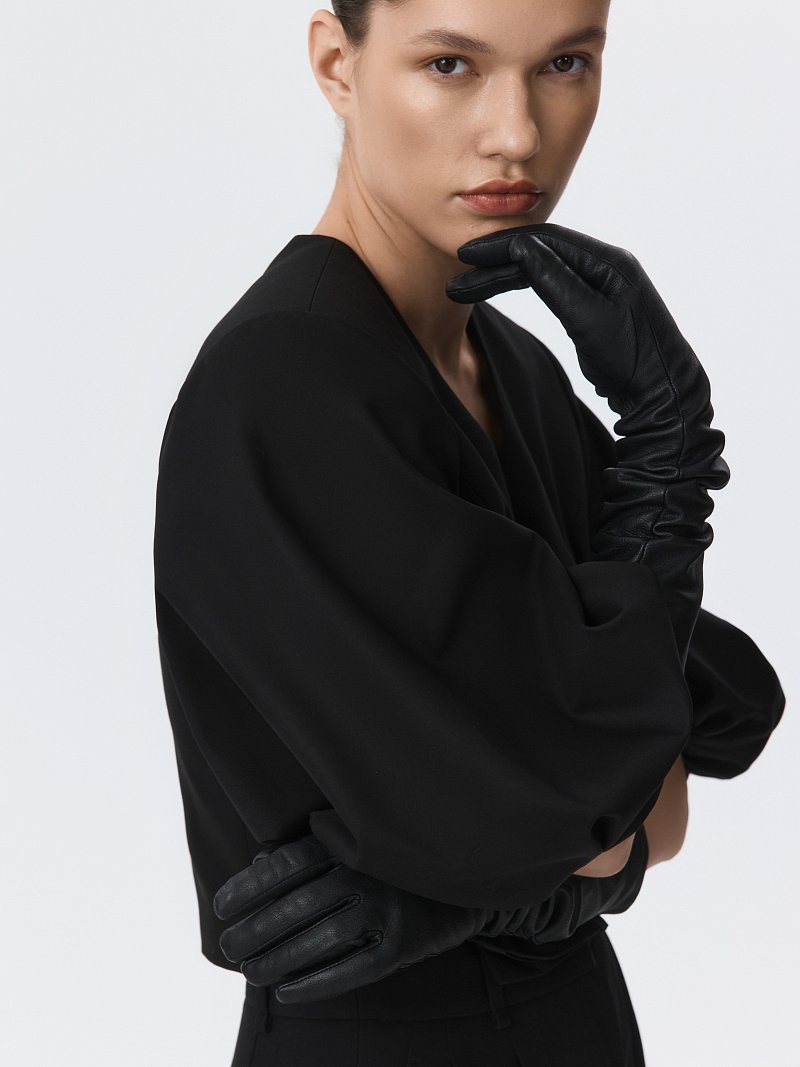 Укороченный жакет с объемными рукавами