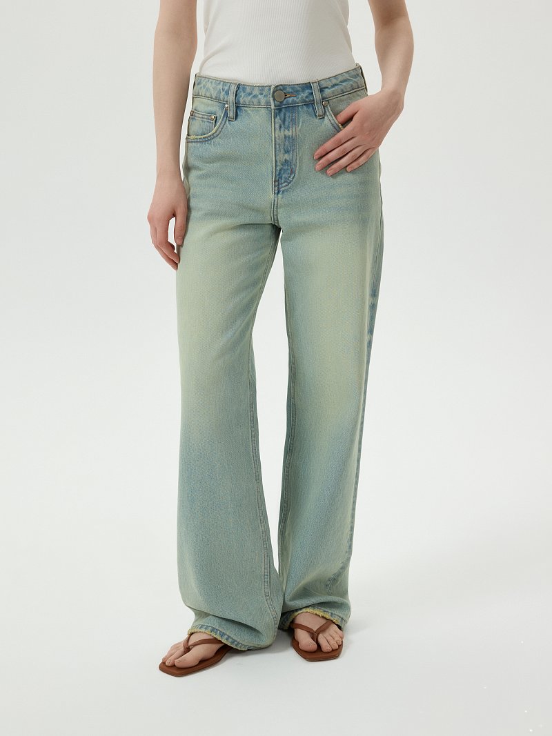 Светлые джинсы с потертостями