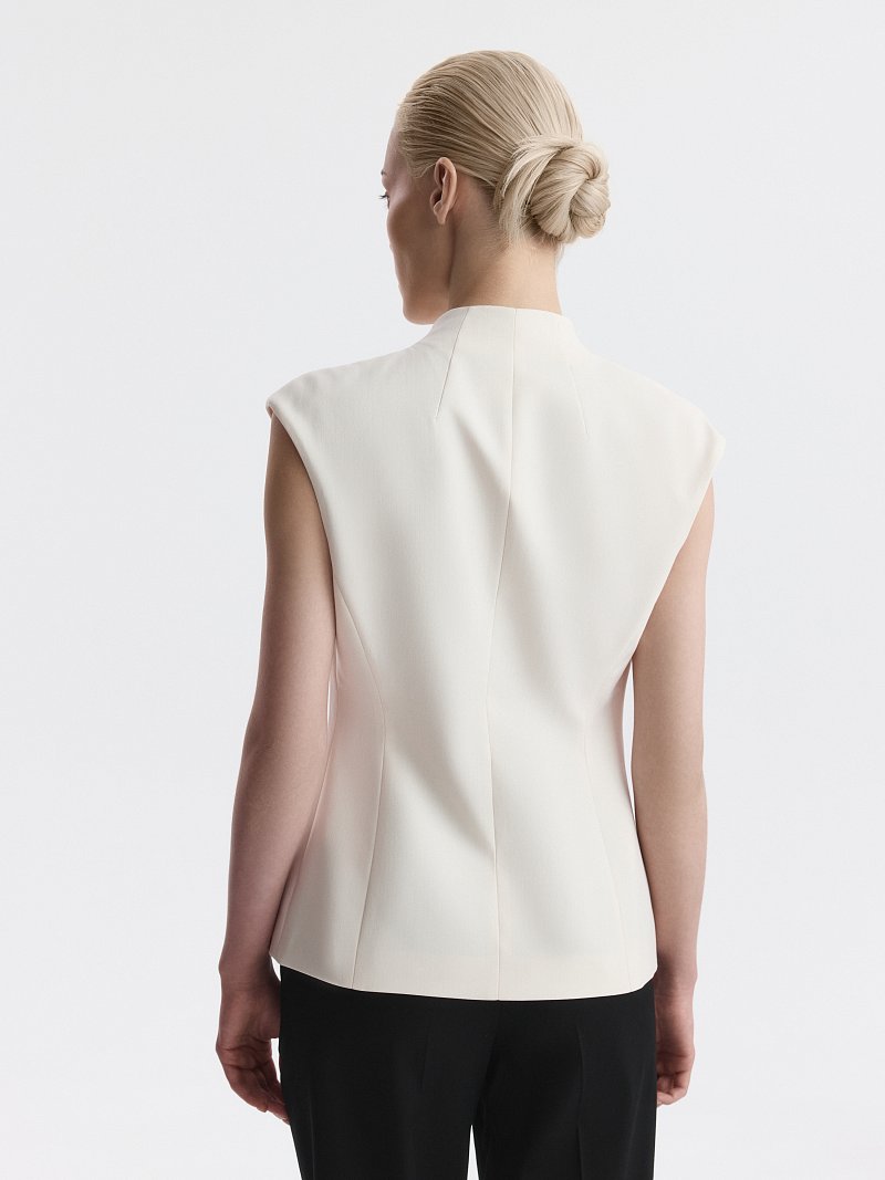 Приталенный жилет со стойкой