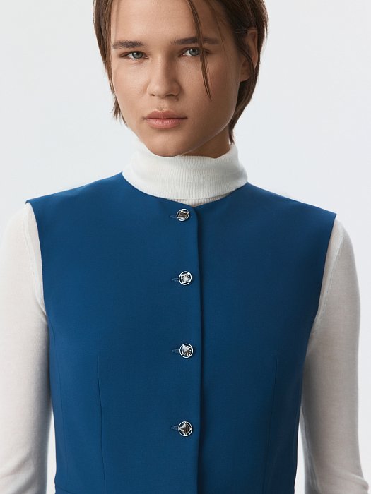 Приталенный жилет с баской: фото №4