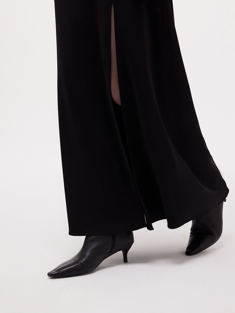 Приталенное платье с разрезом