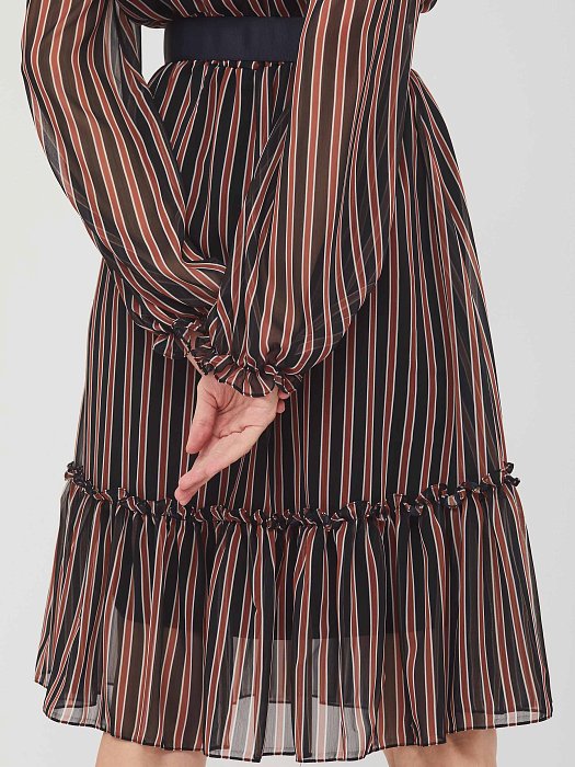 Приталенное платье с воланом: фото №6