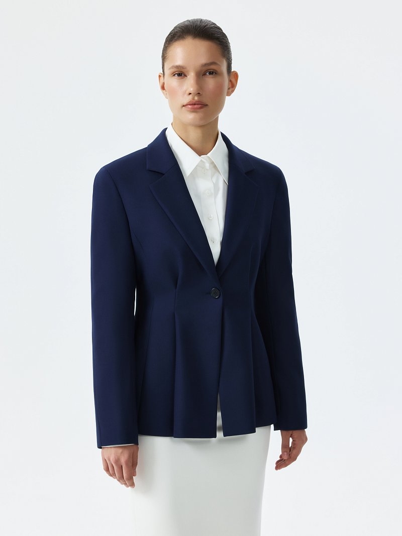 Приталенный жакет с защипами