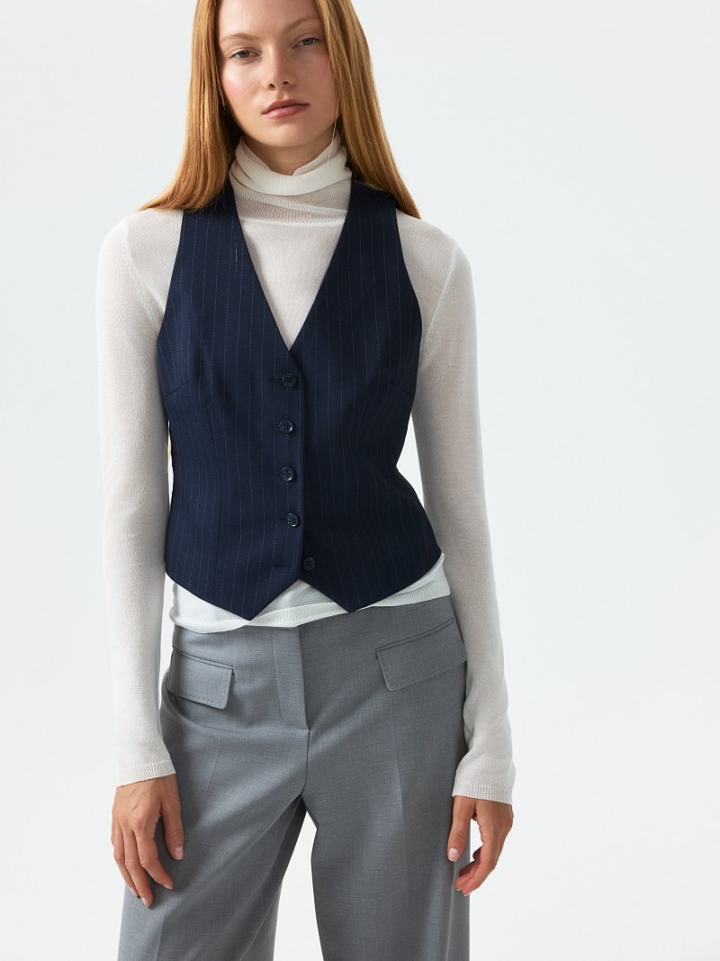 Костюмный жилет в полоску