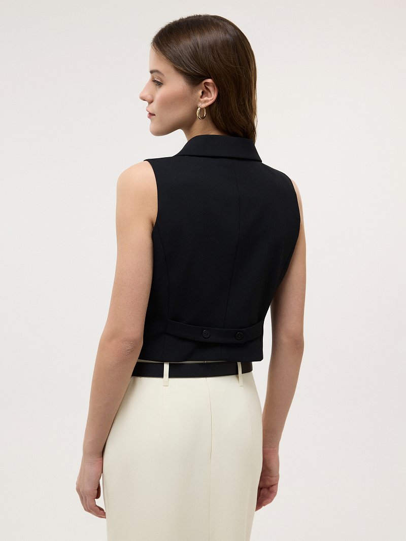 Укороченный приталенный жилет