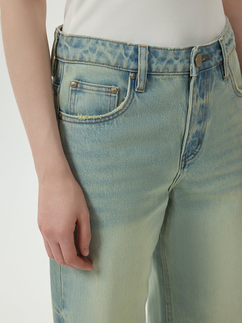 Светлые джинсы с потертостями