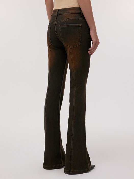 Расклешенные джинсы с клепками: фото №5