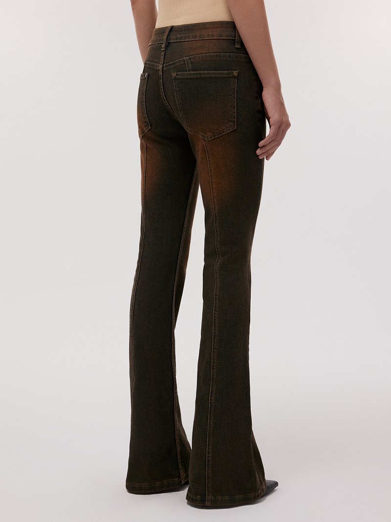 Расклешенные джинсы с клепками