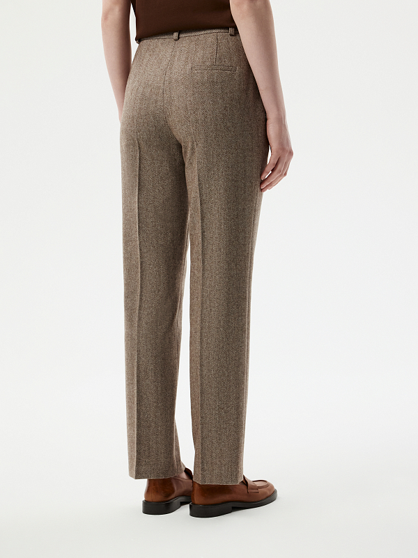 Зауженные брюки «в елочку»