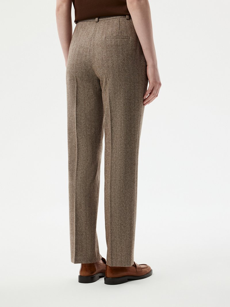 Зауженные брюки «в елочку»