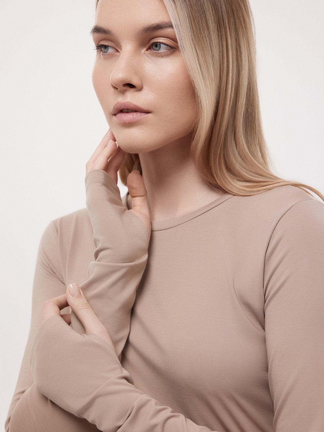 Облегающий лонгслив с вырезом для пальца: фото №1