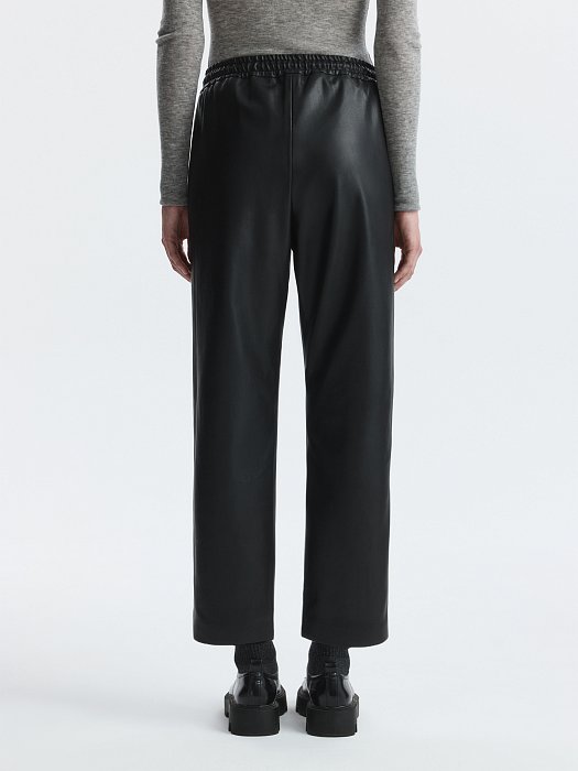 Зауженные брюки из экокожи: фото №5