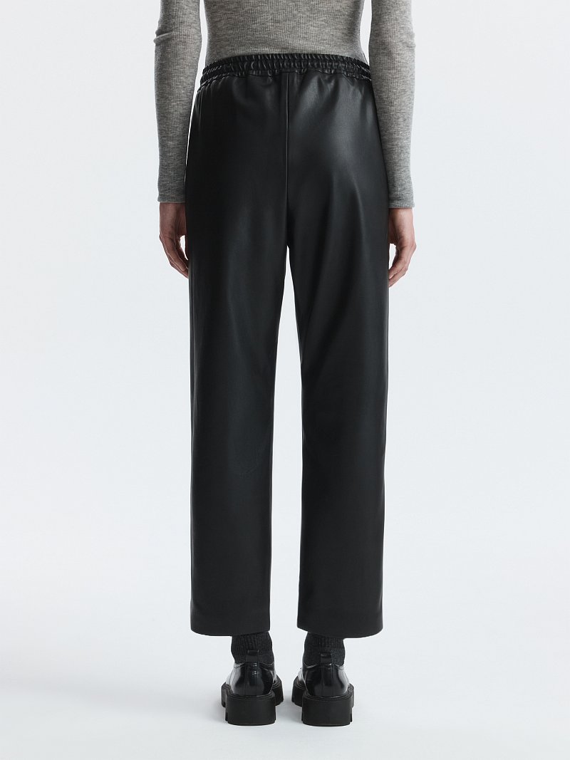 Зауженные брюки из экокожи