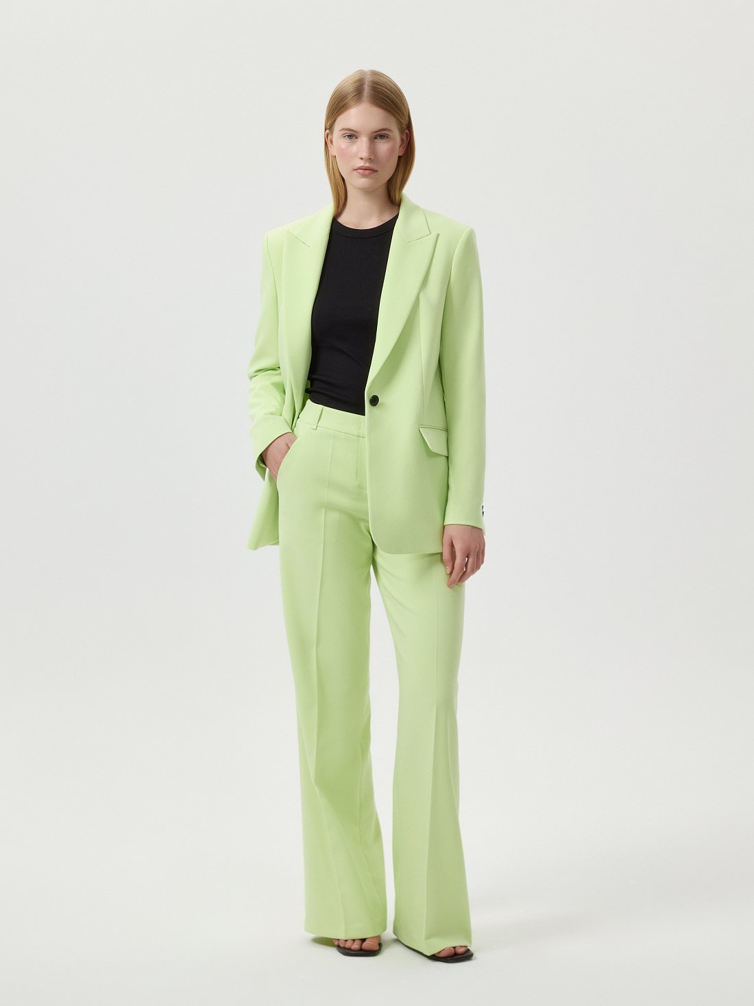 Прямой жакет на пуговице: фото №1